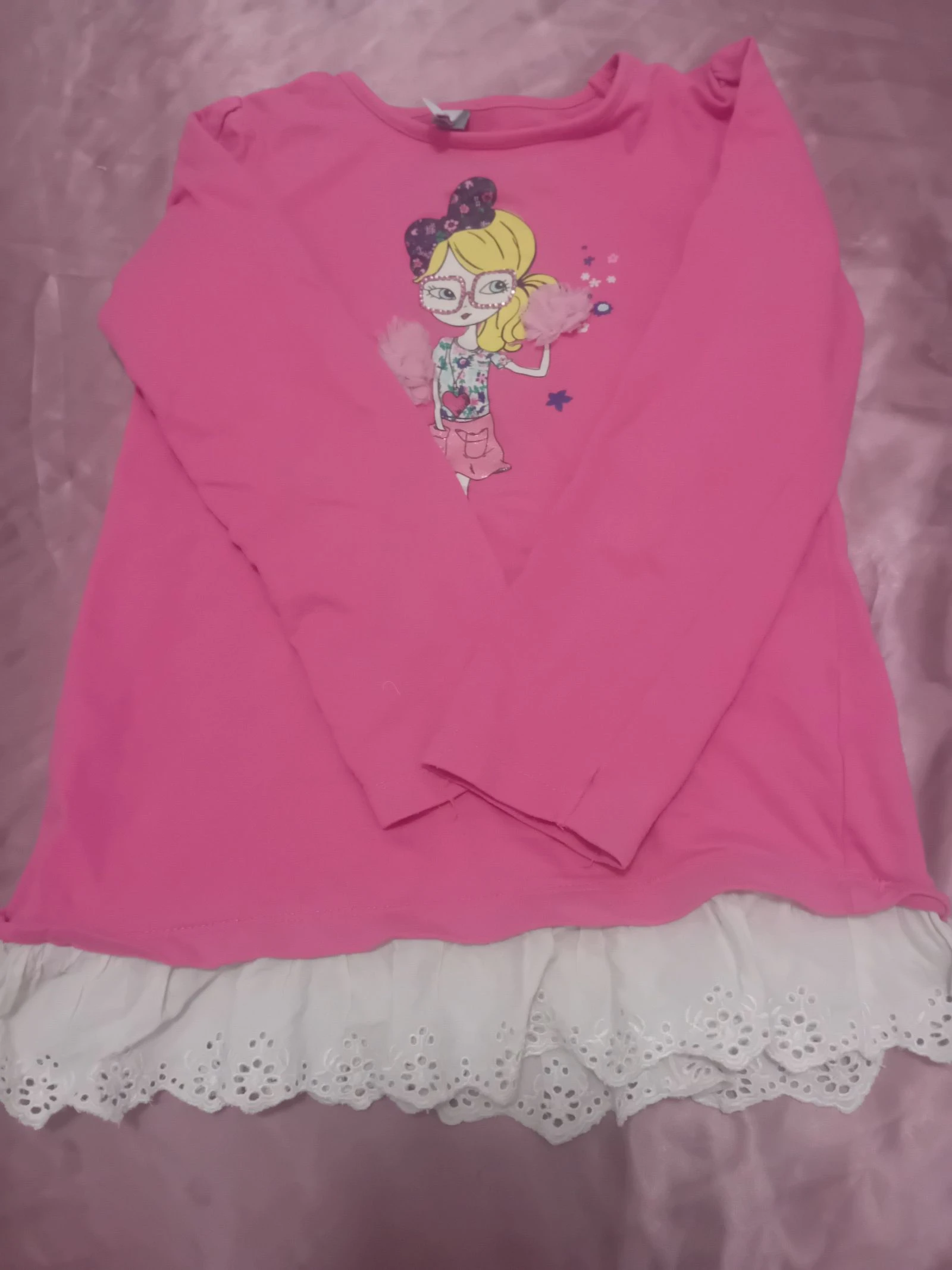 Blusa rosa de manga comprida com renda e estampa de menina